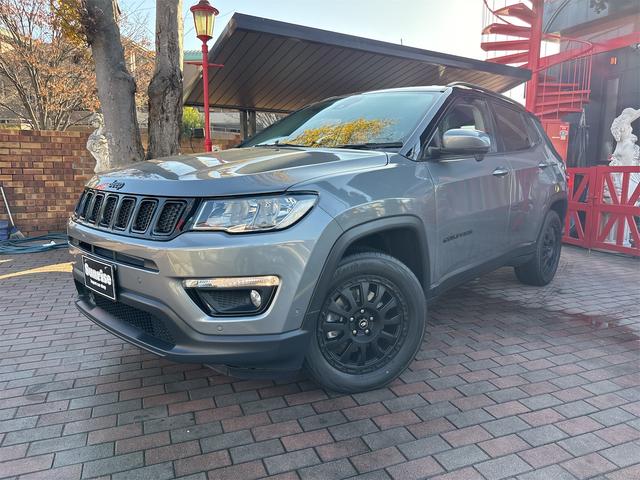 ジープ・コンパス ナイトイーグル　社外アルミホイールコーナーセンサアイドリングストップクルーズコントローラ　ＥＴＣ　スマートキー　横滑り防止　頸部衝撃緩和ヘッドレスト　ルーフレールパークアシスト　ＵＳＢ入力端子　Ｂｌｕｅｔｏｏｔｈ接続（2枚目）