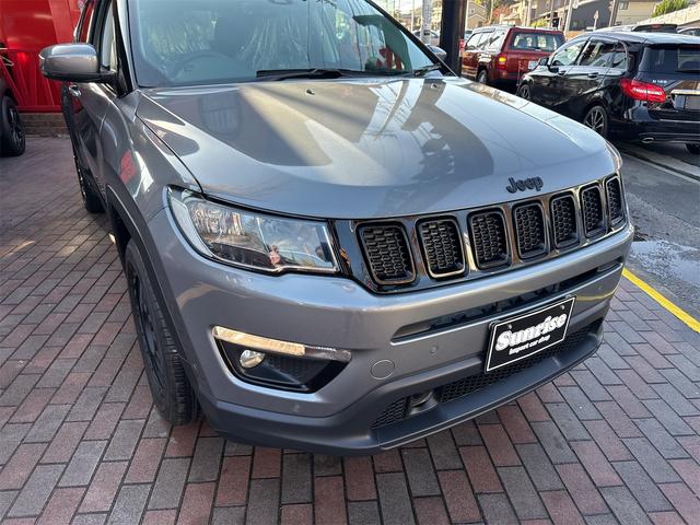 ジープ・コンパス ナイトイーグル　社外アルミホイールコーナーセンサアイドリングストップクルーズコントローラ　ＥＴＣ　スマートキー　横滑り防止　頸部衝撃緩和ヘッドレスト　ルーフレールパークアシスト　ＵＳＢ入力端子　Ｂｌｕｅｔｏｏｔｈ接続（4枚目）