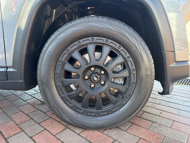 ジープ・コンパス ナイトイーグル　社外アルミホイールコーナーセンサアイドリングストップクルーズコントローラ　ＥＴＣ　スマートキー　横滑り防止　頸部衝撃緩和ヘッドレスト　ルーフレールパークアシスト　ＵＳＢ入力端子　Ｂｌｕｅｔｏｏｔｈ接続（6枚目）