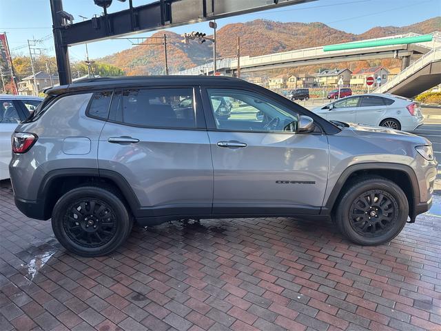 ジープ・コンパス ナイトイーグル　社外アルミホイールコーナーセンサアイドリングストップクルーズコントローラ　ＥＴＣ　スマートキー　横滑り防止　頸部衝撃緩和ヘッドレスト　ルーフレールパークアシスト　ＵＳＢ入力端子　Ｂｌｕｅｔｏｏｔｈ接続（7枚目）