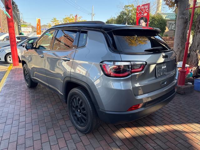 ジープ・コンパス ナイトイーグル　社外アルミホイールコーナーセンサアイドリングストップクルーズコントローラ　ＥＴＣ　スマートキー　横滑り防止　頸部衝撃緩和ヘッドレスト　ルーフレールパークアシスト　ＵＳＢ入力端子　Ｂｌｕｅｔｏｏｔｈ接続（9枚目）