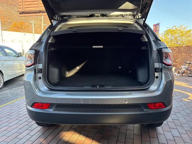 ジープ・コンパス ナイトイーグル　社外アルミホイールコーナーセンサアイドリングストップクルーズコントローラ　ＥＴＣ　スマートキー　横滑り防止　頸部衝撃緩和ヘッドレスト　ルーフレールパークアシスト　ＵＳＢ入力端子　Ｂｌｕｅｔｏｏｔｈ接続（12枚目）