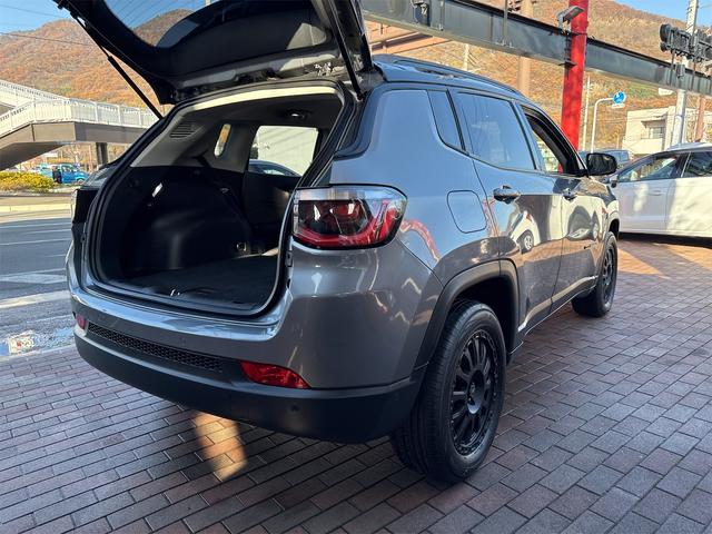 ジープ・コンパス ナイトイーグル　社外アルミホイールコーナーセンサアイドリングストップクルーズコントローラ　ＥＴＣ　スマートキー　横滑り防止　頸部衝撃緩和ヘッドレスト　ルーフレールパークアシスト　ＵＳＢ入力端子　Ｂｌｕｅｔｏｏｔｈ接続（14枚目）