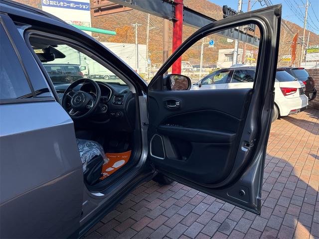 ジープ・コンパス ナイトイーグル　社外アルミホイールコーナーセンサアイドリングストップクルーズコントローラ　ＥＴＣ　スマートキー　横滑り防止　頸部衝撃緩和ヘッドレスト　ルーフレールパークアシスト　ＵＳＢ入力端子　Ｂｌｕｅｔｏｏｔｈ接続（15枚目）