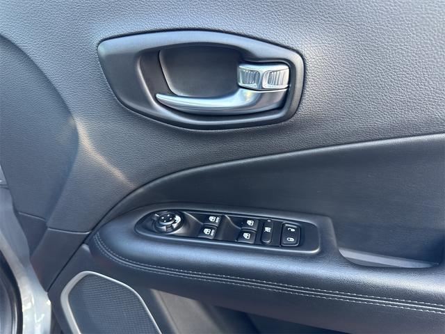 ジープ・コンパス ナイトイーグル　社外アルミホイールコーナーセンサアイドリングストップクルーズコントローラ　ＥＴＣ　スマートキー　横滑り防止　頸部衝撃緩和ヘッドレスト　ルーフレールパークアシスト　ＵＳＢ入力端子　Ｂｌｕｅｔｏｏｔｈ接続（17枚目）