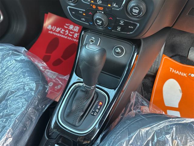ジープ・コンパス ナイトイーグル　社外アルミホイールコーナーセンサアイドリングストップクルーズコントローラ　ＥＴＣ　スマートキー　横滑り防止　頸部衝撃緩和ヘッドレスト　ルーフレールパークアシスト　ＵＳＢ入力端子　Ｂｌｕｅｔｏｏｔｈ接続（26枚目）