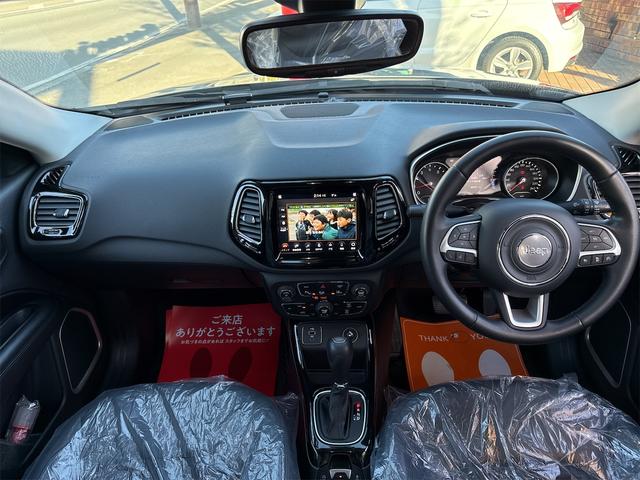 ジープ・コンパス ナイトイーグル　社外アルミホイールコーナーセンサアイドリングストップクルーズコントローラ　ＥＴＣ　スマートキー　横滑り防止　頸部衝撃緩和ヘッドレスト　ルーフレールパークアシスト　ＵＳＢ入力端子　Ｂｌｕｅｔｏｏｔｈ接続（30枚目）