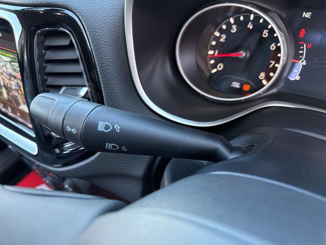 ジープ・コンパス ナイトイーグル　社外アルミホイールコーナーセンサアイドリングストップクルーズコントローラ　ＥＴＣ　スマートキー　横滑り防止　頸部衝撃緩和ヘッドレスト　ルーフレールパークアシスト　ＵＳＢ入力端子　Ｂｌｕｅｔｏｏｔｈ接続（31枚目）