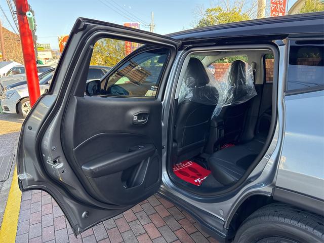 ジープ・コンパス ナイトイーグル　社外アルミホイールコーナーセンサアイドリングストップクルーズコントローラ　ＥＴＣ　スマートキー　横滑り防止　頸部衝撃緩和ヘッドレスト　ルーフレールパークアシスト　ＵＳＢ入力端子　Ｂｌｕｅｔｏｏｔｈ接続（36枚目）