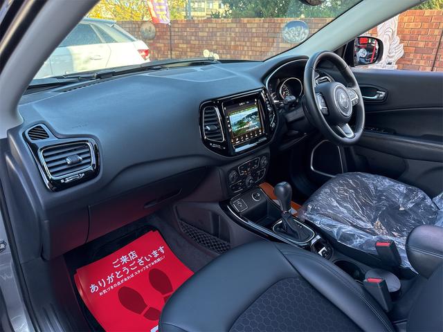 ジープ・コンパス ナイトイーグル　社外アルミホイールコーナーセンサアイドリングストップクルーズコントローラ　ＥＴＣ　スマートキー　横滑り防止　頸部衝撃緩和ヘッドレスト　ルーフレールパークアシスト　ＵＳＢ入力端子　Ｂｌｕｅｔｏｏｔｈ接続（39枚目）