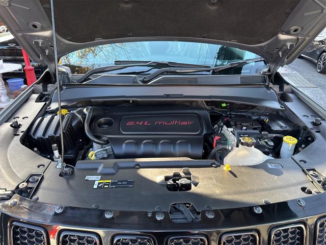 ジープ・コンパス ナイトイーグル　社外アルミホイールコーナーセンサアイドリングストップクルーズコントローラ　ＥＴＣ　スマートキー　横滑り防止　頸部衝撃緩和ヘッドレスト　ルーフレールパークアシスト　ＵＳＢ入力端子　Ｂｌｕｅｔｏｏｔｈ接続（41枚目）