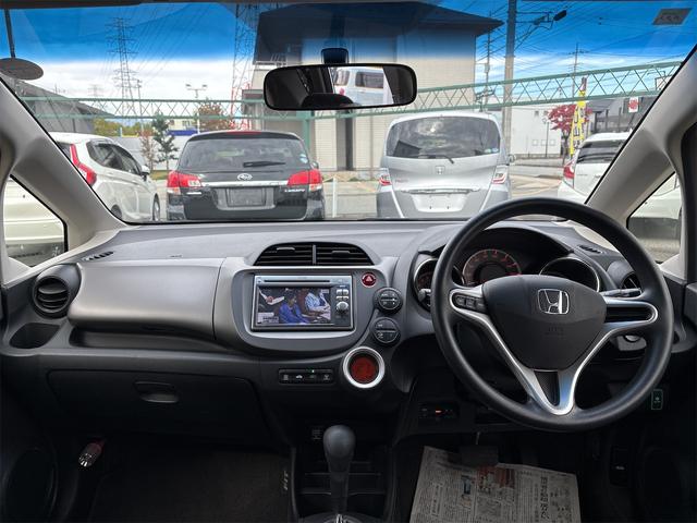 フィット １３Ｇ・スマートセレクション　ファインスタイル　ナビ・ＴＶ　Ｂｌｕｅｔｏｏｔｈ　ＥＴＣ車載器　バックカメラ　ＨＩＤヘッドライト　オートライト　フルフラット　スマートキー　ドアバイザー　ウインカーミラー　衝突安全ボディ　盗難防止システム（2枚目）