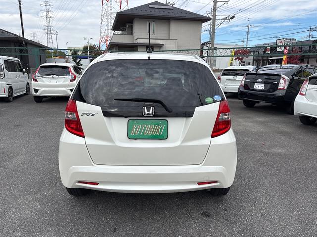 フィット １３Ｇ・スマートセレクション　ファインスタイル　ナビ・ＴＶ　Ｂｌｕｅｔｏｏｔｈ　ＥＴＣ車載器　バックカメラ　ＨＩＤヘッドライト　オートライト　フルフラット　スマートキー　ドアバイザー　ウインカーミラー　衝突安全ボディ　盗難防止システム（18枚目）