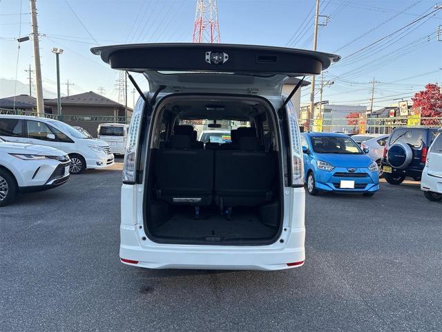 セレナ ハイウェイスター　Ｓ－ハイブリッド　両側電動スライドドア　ナビ・ＴＶ　Ｂｌｕｅｔｏｏｔｈ　ＥＴＣ車載器　バックカメラ　アイドリングストップ　三列シート　後席モニター　オートクルーズコントロール　衝突安全ボディー　盗難防止システム（25枚目）