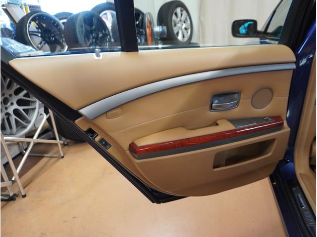 Ｂ７ スーパーチャージ　後期モデル　左ハンドル　アンドロイドナビ・フロント＆バックカメラ・専用２１ＡＷ・アルピナデコライン・専用スポイラー・アルピナメープルウッドインテリア・ＬＡＶＡＬＩＮＡレザー・アルカンターラルーフ・スウィッチトロニック（52枚目）