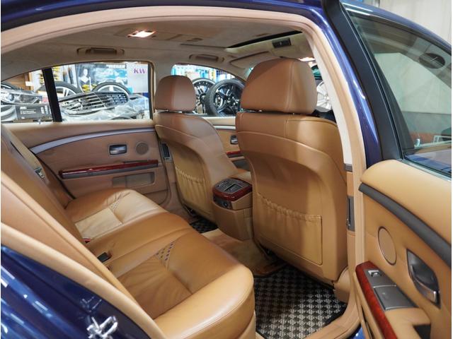 Ｂ７ スーパーチャージ　後期モデル　左ハンドル　アンドロイドナビ・フロント＆バックカメラ・専用２１ＡＷ・アルピナデコライン・専用スポイラー・アルピナメープルウッドインテリア・ＬＡＶＡＬＩＮＡレザー・アルカンターラルーフ・スウィッチトロニック（66枚目）