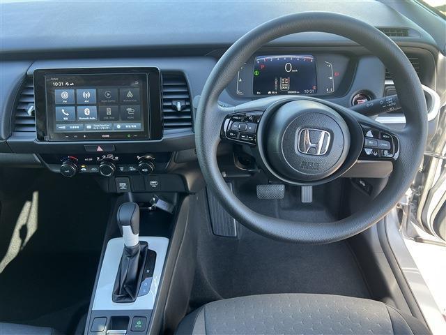 フィット 　４ＷＤ　バックカメラ　ミュージックプレイヤー接続可　Ｂｌｕｅｔｏｏｔｈ接続　クルーズコントロール　横滑り防止　オートマチックブレーキホールド　パーキングブレーキスイッチ　ライトレベライザー（3枚目）
