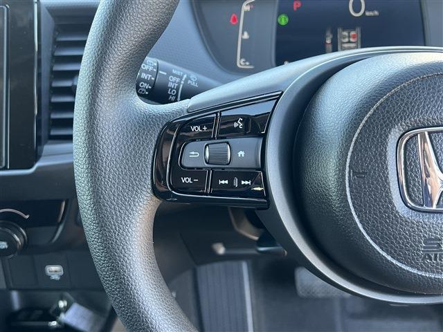 フィット 　４ＷＤ　バックカメラ　ミュージックプレイヤー接続可　Ｂｌｕｅｔｏｏｔｈ接続　クルーズコントロール　横滑り防止　オートマチックブレーキホールド　パーキングブレーキスイッチ　ライトレベライザー（5枚目）