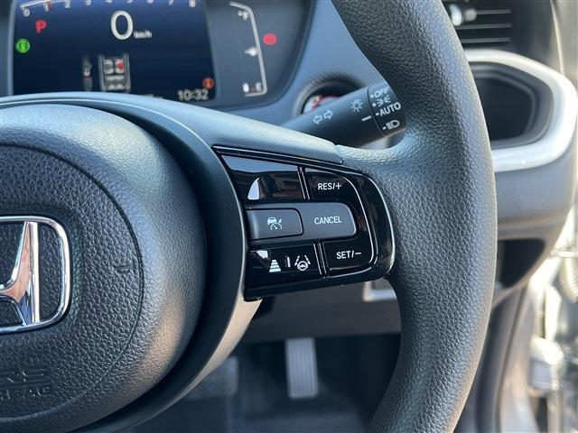 フィット 　４ＷＤ　バックカメラ　ミュージックプレイヤー接続可　Ｂｌｕｅｔｏｏｔｈ接続　クルーズコントロール　横滑り防止　オートマチックブレーキホールド　パーキングブレーキスイッチ　ライトレベライザー（6枚目）