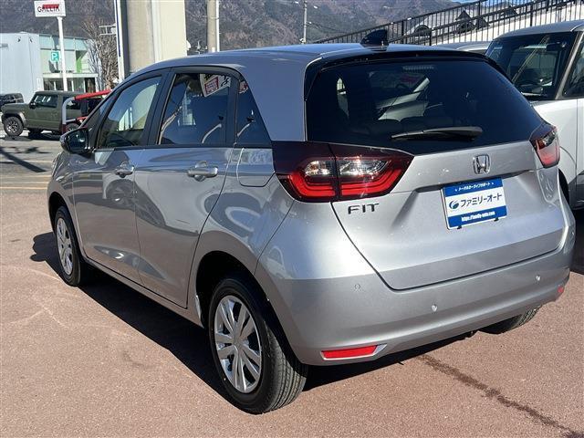 フィット 　４ＷＤ　バックカメラ　ミュージックプレイヤー接続可　Ｂｌｕｅｔｏｏｔｈ接続　クルーズコントロール　横滑り防止　オートマチックブレーキホールド　パーキングブレーキスイッチ　ライトレベライザー（10枚目）