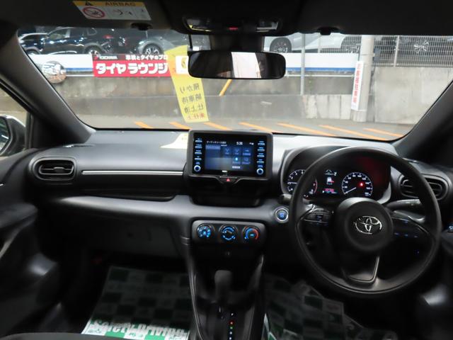 ヤリス Ｘ　ドライブレコーダー　バックカメラ　クリアランスソナー　レーンアシスト　衝突被害軽減システム　オートライト　スマートキー　ＣＶＴ　盗難防止システム　衝突安全ボディ　ＡＢＳ　ＥＳＣ　ＵＳＢ（2枚目）