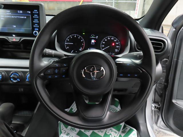 ヤリス Ｘ　ドライブレコーダー　バックカメラ　クリアランスソナー　レーンアシスト　衝突被害軽減システム　オートライト　スマートキー　ＣＶＴ　盗難防止システム　衝突安全ボディ　ＡＢＳ　ＥＳＣ　ＵＳＢ（3枚目）