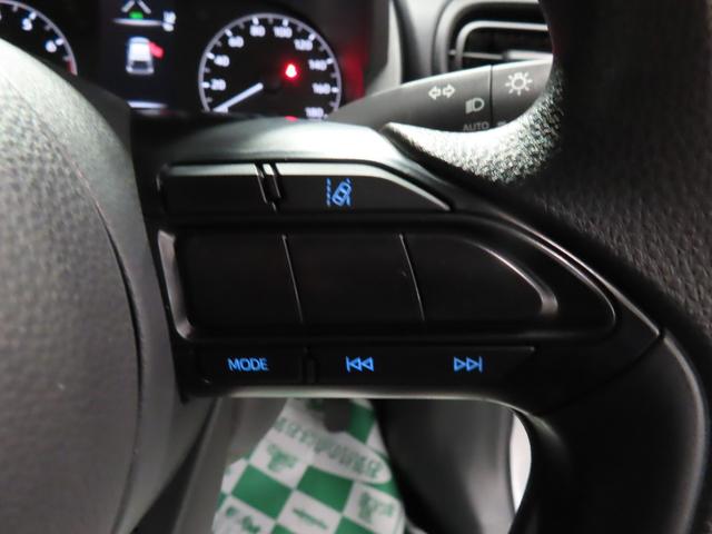 ヤリス Ｘ　ドライブレコーダー　バックカメラ　クリアランスソナー　レーンアシスト　衝突被害軽減システム　オートライト　スマートキー　ＣＶＴ　盗難防止システム　衝突安全ボディ　ＡＢＳ　ＥＳＣ　ＵＳＢ（8枚目）