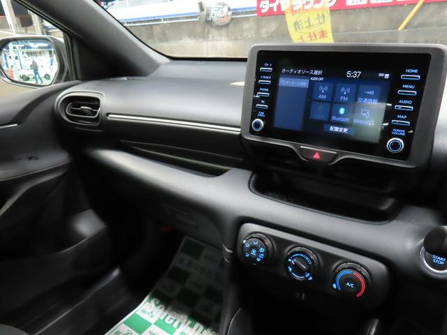 ヤリス Ｘ　ドライブレコーダー　バックカメラ　クリアランスソナー　レーンアシスト　衝突被害軽減システム　オートライト　スマートキー　ＣＶＴ　盗難防止システム　衝突安全ボディ　ＡＢＳ　ＥＳＣ　ＵＳＢ（10枚目）