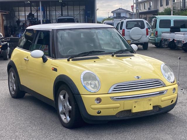 ＭＩＮＩ クーパー　ディーラー車　右ハンドル　ＭＩＮＩ純正ＣＤオーディオ　キーレスエントリー　走行距離５４３６８キロ　車検整備付き　修復歴無し　マニュアルモード付きオートマ　１６インチアルミホイール　ＥＴＣ　エアバッグ（7枚目）