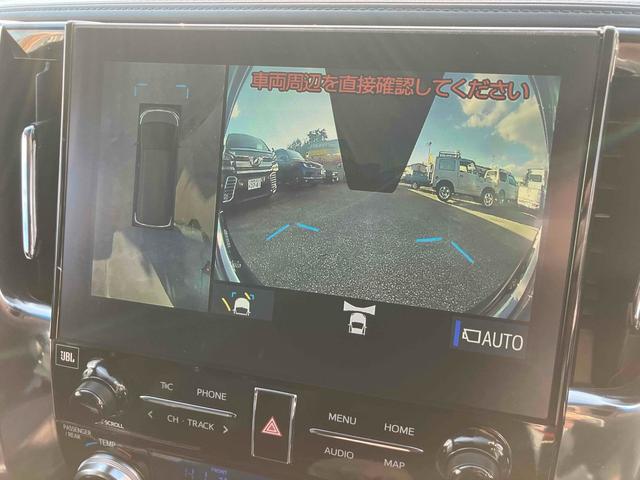 【全方位型モニター】クルマを上空から見下ろしているかのように、直感的に周囲の状況を把握できる全方位型モニター。狭い場所での駐車でも周囲が映像で確認できます。