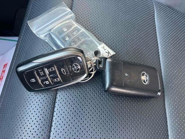 付いてて便利!とても人気の高い装備のスマートキーシステム。キーを携帯しているだけで、ドアロックの開閉並びにエンジンの始動が可能な装備です。プッシュスタートですのでエンジンの始動もボタンを押すだけです