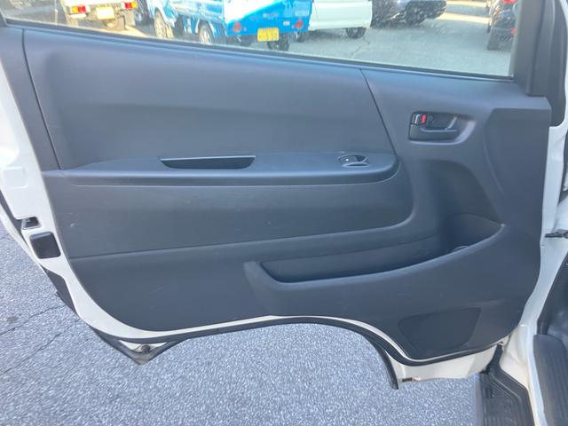 ハイエースワゴン DX 4WD 4列シート 10人乗り ガソリン車 オートスライドドア Wエアコン Wエアバッグ ABS ラジオ キーレス(8枚目)