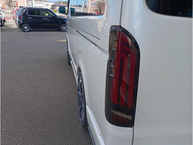 ハイエースワゴン ＧＬ☆ベットキット☆ＲＥＶＯシート☆バッドフェイスボンネット　４ＷＤ☆ベットキット☆レボシート☆電動ドア☆ローダウン☆バッドフェイスボンネット☆ギブソンリアバンパー☆Ｂａｃｋ９ショック☆ファブレス２０ＡＷ☆社外ＬＥＤテール☆８型ナビ☆バックカメラ☆後席モニター☆（23枚目）