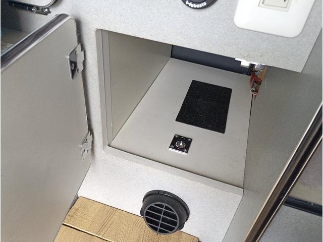 ハイエースワゴン ＧＬ☆１オナ☆４ＷＤ☆１５００Ｗインバーター☆ＦＦヒーター☆　ワンオーナー☆４ＷＤ☆キャンピング仕様☆かーいんてりあ高橋社製リラックスワゴンタイプ３☆ベットキット☆１５００Ｗインバーター☆サブバッテリー２個☆ＦＦヒーター☆サイドオーニング☆ルーフベンチレーター☆（36枚目）