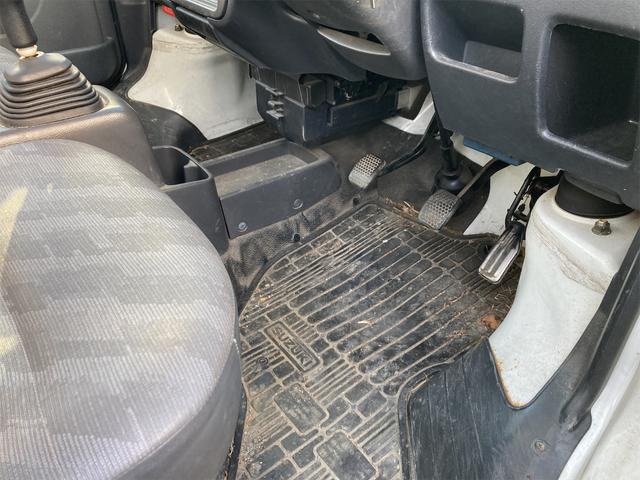 KCパワステ パートタイム4WD 高低二段切替式 5速マニュアル車 ゲートプロテクター 三方開 鳥居アングル ラジオ サイドバイザー 車検整備付(43枚目)