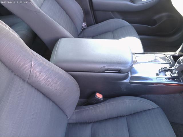 クラウンハイブリッド アスリートＳ　プリクラッシュセーフティ　令和８年１月車検　純正ナビＴＶ　Ｂｌｕｅｔｏｏｔｈ　音楽録音　ＤＶＤ再生　Ｂカメラ　レーダークルコン　スマートキー２個　ＥＴＣ車載器　ＨＩＤヘッドライト　純正１７インチアルミ（29枚目）