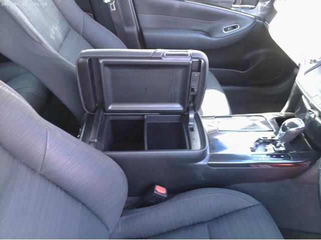 クラウンハイブリッド アスリートＳ　プリクラッシュセーフティ　令和８年１月車検　純正ナビＴＶ　Ｂｌｕｅｔｏｏｔｈ　音楽録音　ＤＶＤ再生　Ｂカメラ　レーダークルコン　スマートキー２個　ＥＴＣ車載器　ＨＩＤヘッドライト　純正１７インチアルミ（30枚目）