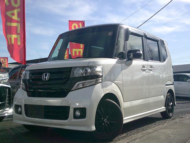 Ｎ－ＢＯＸカスタム ２トーンカラースタイル　Ｇ・Ｌパッケージ　純正ナビＴＶ　後席１１インチモニター　Ｂｌｕｅｔｏｏｔｈ　ＤＶＤ再生　音楽録音　Ｂカメラ　衝突軽減ブレーキ　後席サイドブラインド　両側パワースライドドア　純正１４インチアルミ　スマートキー　横滑り防止（4枚目）