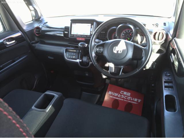 Ｎ－ＢＯＸカスタム ２トーンカラースタイル　Ｇ・Ｌパッケージ　純正ナビＴＶ　後席１１インチモニター　Ｂｌｕｅｔｏｏｔｈ　ＤＶＤ再生　音楽録音　Ｂカメラ　衝突軽減ブレーキ　後席サイドブラインド　両側パワースライドドア　純正１４インチアルミ　スマートキー　横滑り防止（25枚目）