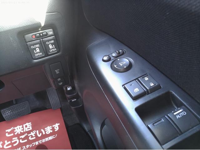 Ｎ－ＢＯＸカスタム ２トーンカラースタイル　Ｇ・Ｌパッケージ　純正ナビＴＶ　後席１１インチモニター　Ｂｌｕｅｔｏｏｔｈ　ＤＶＤ再生　音楽録音　Ｂカメラ　衝突軽減ブレーキ　後席サイドブラインド　両側パワースライドドア　純正１４インチアルミ　スマートキー　横滑り防止（32枚目）