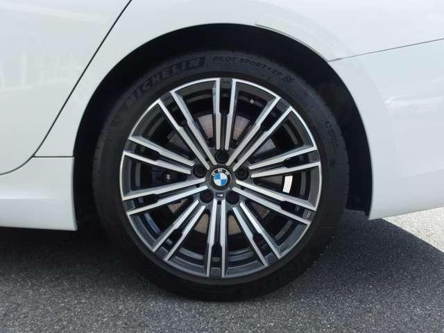３シリーズ ３３０ｉツーリング　Ｍスポーツ　ハイラインパッケージ　コンフォートＰＫＧ　１８ＡＷ　ワンオーナー　禁煙車　コネクテッドドライブ　ＨＤＤナビ　フロント／バックカメラ　ＥＴＣ　クルーズコントロール　パーキングアシスト　障害物センサー　本革電動シート　記録簿（9枚目）