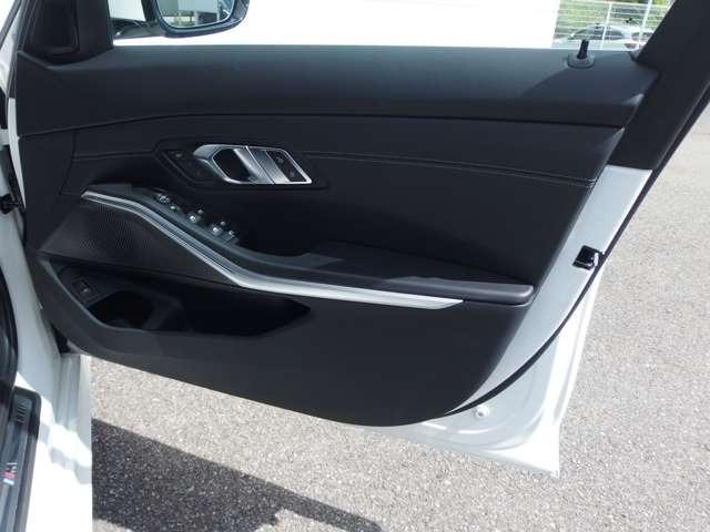 ３シリーズ ３３０ｉツーリング　Ｍスポーツ　ハイラインパッケージ　コンフォートＰＫＧ　１８ＡＷ　ワンオーナー　禁煙車　コネクテッドドライブ　ＨＤＤナビ　フロント／バックカメラ　ＥＴＣ　クルーズコントロール　パーキングアシスト　障害物センサー　本革電動シート　記録簿（12枚目）