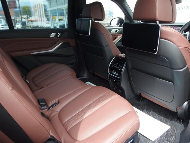 Ｘ７ ｘＤｒｉｖｅ　３５ｄ　Ｍスポーツ　ウェルネスパッケージ　リアシートエンターテインメント　アラームシステム　２２ＡＷ　エグゼクティブドライブ　パノラマガラスサンルーフ　ＢＭＷレーザーライト　ハイビームアシスタント　パーキングアシスト（12枚目）