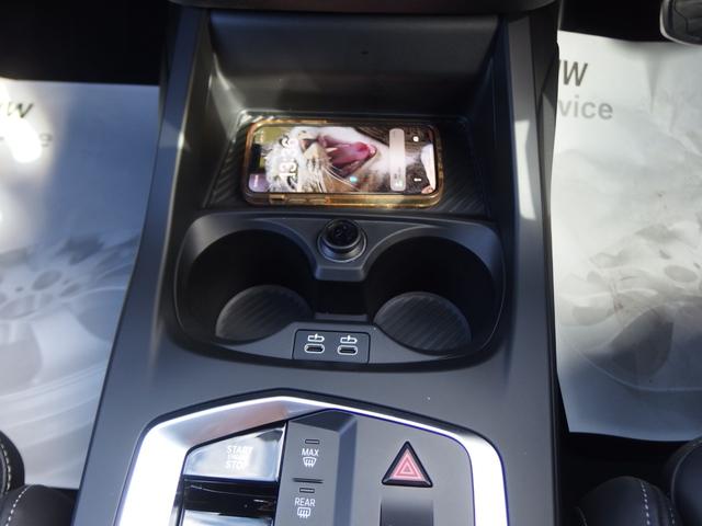 ワイヤレスチャージングになります。