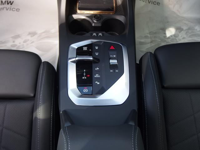 シフトレバー周辺になります。