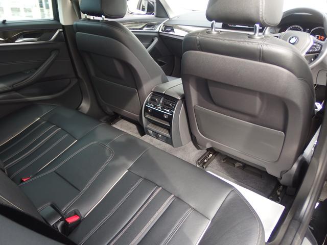 後部座席になります。