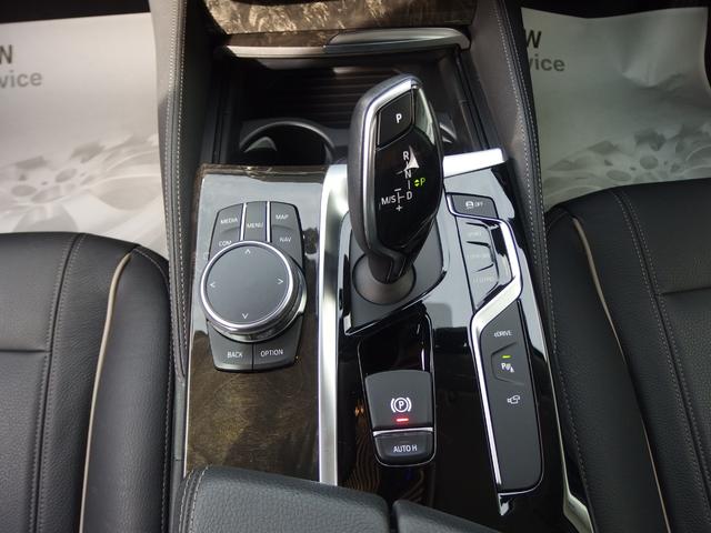 シフトレバー周辺になります。