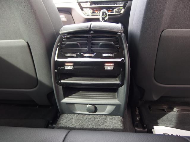 後部座席エアコン操作部になります。