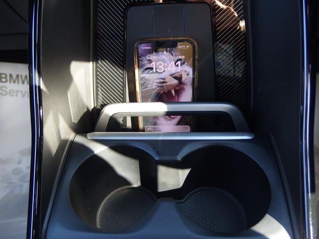 ワイヤレスチャージングになります。