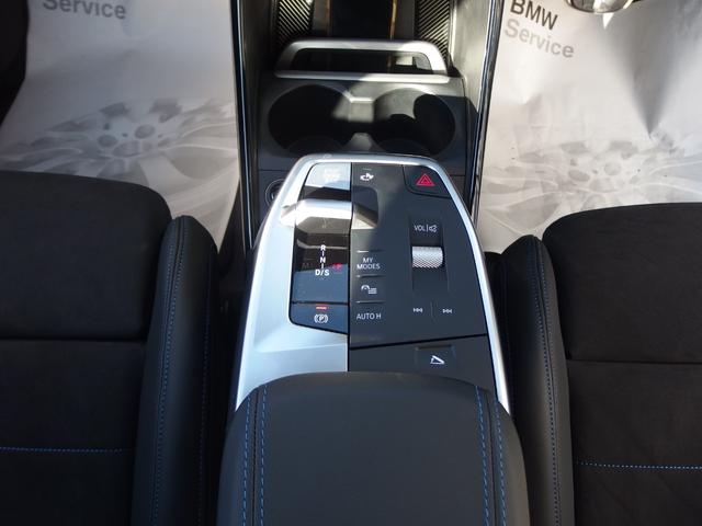 シフトレバー周辺になります。